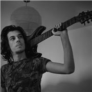 Professeur de guitare et étudiant en musicologie proposant des cours pour tout âge et tout niveau